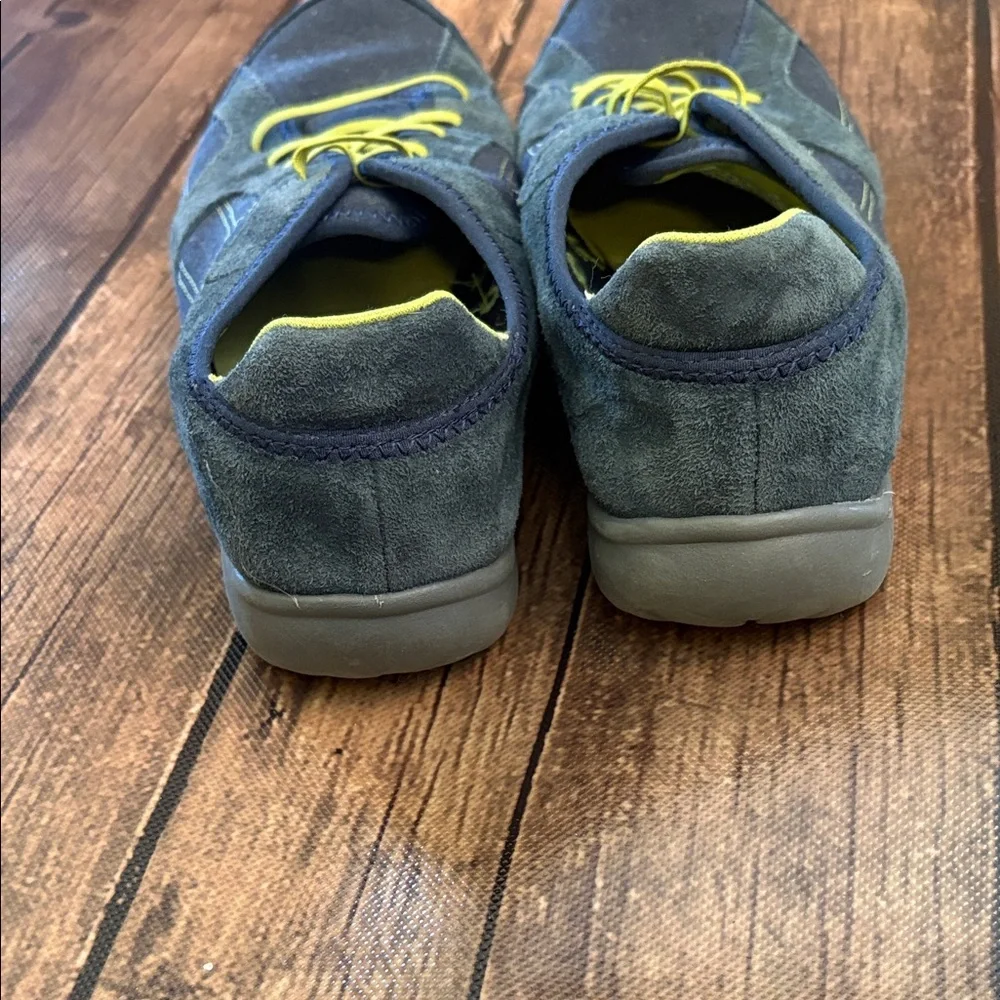 Clarks Blue Sneakers with Lime Highlights Sz 7.5